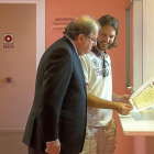 Herrera observa el título de un joven, antes de inaugurar el curso.-ICAL