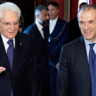 El presidente italiano, Sergio Mattarella (derecha) junto a Carlo Cottarelli en el Palacio del Quirinal en Roma.-/ REUTERS