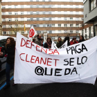 Manifestación de trabajadores de Cleanet frente a la residencia de Santiago en Valladolid-Ical