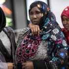 Dos hermanas somalís a las que denegaron el acceso a EEUU tras el veto migratorio de Trump son recibidas por su madre en el aeropuerto de Chantilly, Virginia.-EFE / SHAWN THEW