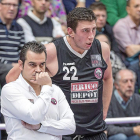 Iñaki Martín, pensativo, junto a Sergio De la Fuente en el choque contra Marín.-Miguel Ángel Santos