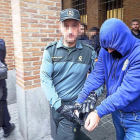 Miguel Ángel López custodiado por la Guardia Civil-E. M.
