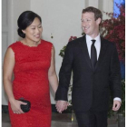 Zuckerberg junto con su pareja llegan a una cena presidencial con el presidente chino, Xi Jinping.-EFE / CHRIS KLEPONIS/POOL
