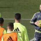 Zidane, a la derecha, en un entrenamiento del Madrid.-EFE / FERNANDO ALVARADO