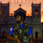 Un soldado monta guardia frente a una iglesia en Colombo.-REUTERS / THOMAS PETER