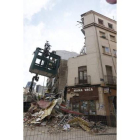 Una grúa junto al edificio semiderruido en el distrito de Tetuán de Madrid.-EFE / FERNANDO ALVARADO