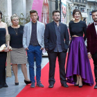 Protagonistas y director de ‘La madre’,ayer, en Valladolid. A la izquierda, un fotograma de ‘La Cíénaga’.-J. M. LOSTAU