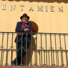 Cecilio Lera asomado al balcón del Ayuntamiento de Castroverde de Campos.-JLC