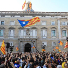 Concentración en la Plaça Sant Jaume tras la declaración de la Independencia.-FERRAN NADEU