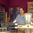 Maite Maeso del  Álamo detrás del mostrador en el que exhibe algunos de los productos que elabora.-J.L.C.