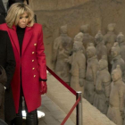 Macron y su esposa, Brigitte, visitan el museo de los guerreros de Xian.-AP / MARK SCHIEFELBEIN