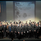 Foto de familia de los policías distinguidos con diplomas, medallas, cruces, encomiendas y placas en el escenario del teatro Zorrilla-J.M.Lostau