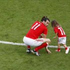Bale juguetea con su hija Alba en el Parque de los Príncipes de París.-REUTERS / CHRISTIAN HARTMANN