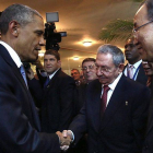 Histórico apretón de manos entre Barack Obama, presidente de EEUU, y Raúl Castro, presidente de Cuba.-Foto: AFP