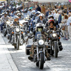 Gran cantidad de motociclistas junto a sus Harley Davidson circularon por la Plaza Mayor para mostrar su «estilo de vida».-J.M. LOSTAU