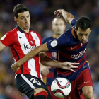 En la imagen, Sergio Busquets, centrocampista del Barça y Anduriz, delantero rojiblanco.-