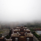 Una espesa niebla oculta el barrio de Parquesol en Valladolid-Ical