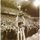 Pepe Moré levanta la Copa de la Liga el 30 de junio de 1984 tras derrotar al Atlético.-EL MUNDO