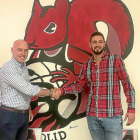 Mike Hansen y Dani Astilleros junto al escudo de las ‘ardillas’ ayer en las oficinas del club en la Casa del Deporte.-G.VELASCO