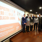 Ponentes de la Jornada de CCOO sobre 'Perspectiva de género en la legislación laboral' posan con el secretario general del sindicato en Castilla y León, Ángel Hernández y el presidente del CES, Germán Barrios.-ICAL