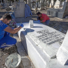 Dos jóvenes trabajan en el arreglo de una sepultura en el cementerio del Carmen de Valladolid.-PABLO REQUEJO / PHOTOGENIC