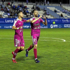 Míchel celebra su gol en Lorca, felicitado por Plano y con el aplauso de Mata.-PHOTO-DEPORTE