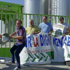 Ganaderos protestando a las puertas de Ornua en el polígono por el precio de la leche.-Antonio García.