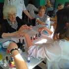 Las alumnas pintan las uñas a varias residentes del Centro Integrado de Servicios a la Dependencia de Valladolid.-EL MUNDO