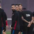 Arda Turan, durante una sesión de entrenamiento en Sant Joan Despí.-JORDI COTRINA
