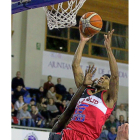 Wade Chatman, 24 puntos en el partido, entra con fuerza a canasta ayer en Gandía.-PHOTO-DEPORTE
