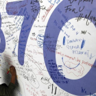 Un hombre escribe sus condolencias por las víctimas del vuelo MH370 de Malaysia Airlines en el aeropuerto internacional de Kuala Lumpur en marzo del 2014.-MAK REMISSA