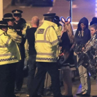 Servicios de emergencia tras el atentado en Manchester, el 23 de mayo.-AP / PETER BYRNE