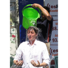 El alcalde de Soria, Carlos Martí­nez, se suma a la campaña de concienciación sobre la esclerosis lateral amiotrófica (ELA) echándose por encima un cubo de agua casi congelada-Ical