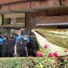 Agentes de la Policía Nacional en el portal de la vivienda donde ocurrieron los hechos. ICAL