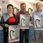La alcaldesa de Segovia, Clara Luquero, presenta el cartel de la IX Muestra de Cine Europeo de Segovia, junto con el autor del cartel, Francesc Capdevila (C), y el director de Muces, Eliseo de Pablos (D)-El Mundo