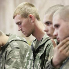 Un grupo de soldados rusos detenidos por las autoridades ucranianas, asisten a una conferencia de prensa en Kiev.-