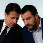 El primer ministro italiano, Giuseppe Conte (izquieda), junto al ministro del Interior, Matteo Salvini.-AFP / FILIPPO MONTEFORTE