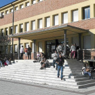 Alumnos a la entrada de una de las facultades de la UEMC.-E.M