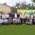 Los jugadores del Atlético Valladolid, acompañados por técnicos, directivos y su patrocinador Expobiomasa -todos en la imagen- celebraron ayer el ascenso a la Asobal en el Centro de Turismo Rural Puentes Mediana de Hornillos de Eresma.-E. M.