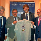 José Moro y Carlos Suárez flanquean a un directivo del Sevilla, durante la visita del Real Valladolid a su filial.-SFC