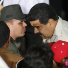 Nicolás Maduro escucha a su ministro de Defensa, Padrino López, este jueves en Caracas.-Foto: AP / ARIANA CUBILLOS