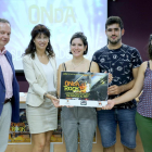 La concejala de Cultura, Ana Redondo, y el director regional de Antena 3 y Onda Cero, Ignacio Fernández Sobrino, presentan el XV Certamen de Grupos Locales Ciudad de Valladolid Onda Rock junto a los ganadores de la XIV edición, De Perdidos al Trío.-LETICIA PÉREZ / ICAL