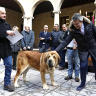 El presidente de la Diputación de León, Juan Martínez Majo, acaricia un mastín.-ICAL