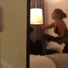 Fotograma de vídeo en el que se ve a la modelo pegando a Neymar en el hotel.-