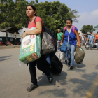 Una mujer vende medicamentos en el puente internacional Simon Bolivar  en la frontera entre Colombia y Venezuela.-EFE