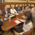 El alcalde en la primera reunión del equipo de Gobierno municipal, junto con los ocho concejales y Charo Chávez y Héctor Gallego como invitados.-Pablo Requejo
