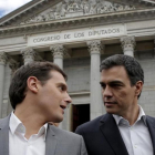 Albert Rivera y Pedro Sánchez, el pasado 21 de abril en el Congreso, durante el acto de homenaje a Miguel de Cervantes.-JOSÉ LUIS ROCA