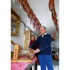 María José observa a su cuñado José Alberto mientras corta jamón.-J.M. LOSTAU