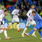 Suárez envía un pase en profundidad ante las miradas de Borja, Salisu y Anuar, en el partido de ida.-PHOTO-DEPORTE