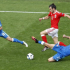 Bale conduce el balón perseguido por dos rivales en el partido inaugural de Gales.-HASSAN AMMAR / AP